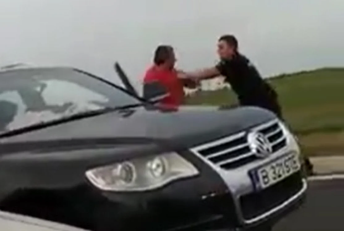 Vameşul maghiar l-a împins pe cetăţeanul român                                               Foto: Captură Video