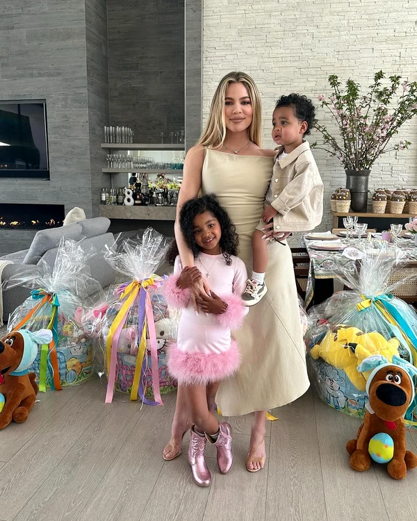 Khloé Kardashian le-a făcut cadouri copiilor ei (Foto: Instagram)