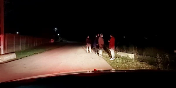 oameni pe strada noaptea FB POLITIA ROMANA