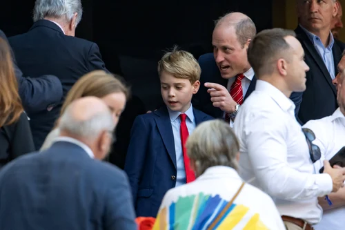 Prinții George și William la meci