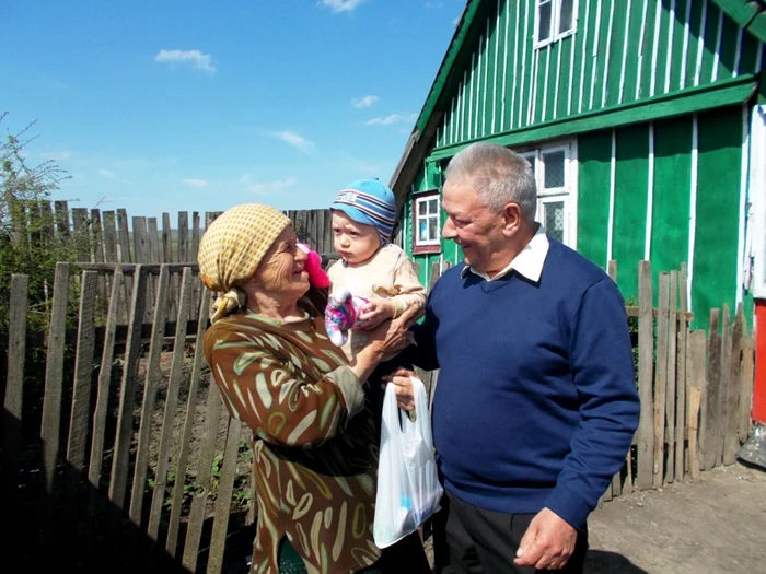 Brian Douglas în vizită la o familie nevoiaşă din Suceava. FOTO Arhivă personală