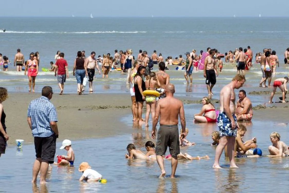 Tinerii nu au respectat regulile de distanţare socială pe plajă