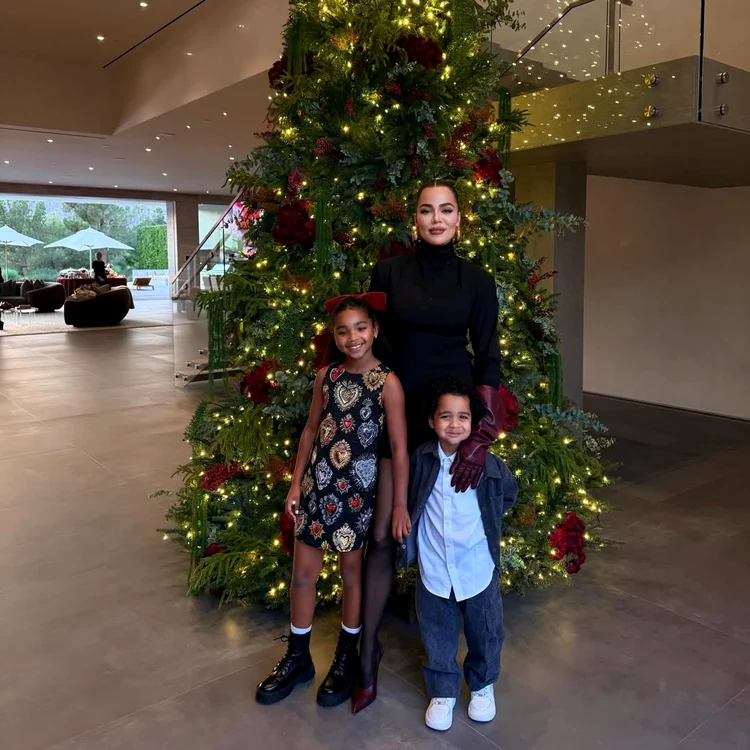 Khloé Kardashian, alături de copiii ei, True și Tatum (Foto: Instagram)