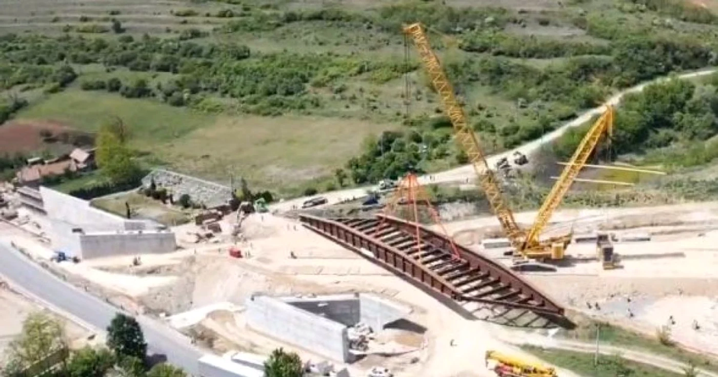 Cadrul metalic uriaş a fost transportat pe o distanţă de 100 de metri. Foto: ziarulunirea.ro