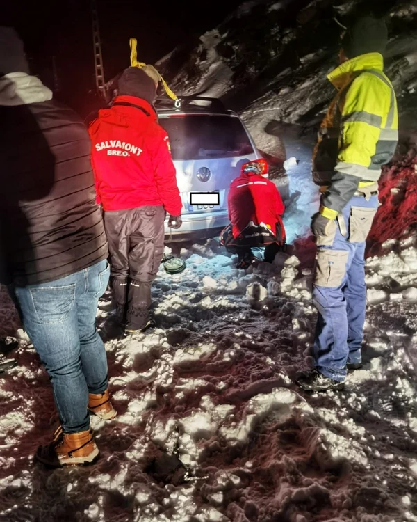 Maşini de teren înzăpezite pe drumul spre Vârful Cozia - Vâlcea Foto Salvamont Vâlcea