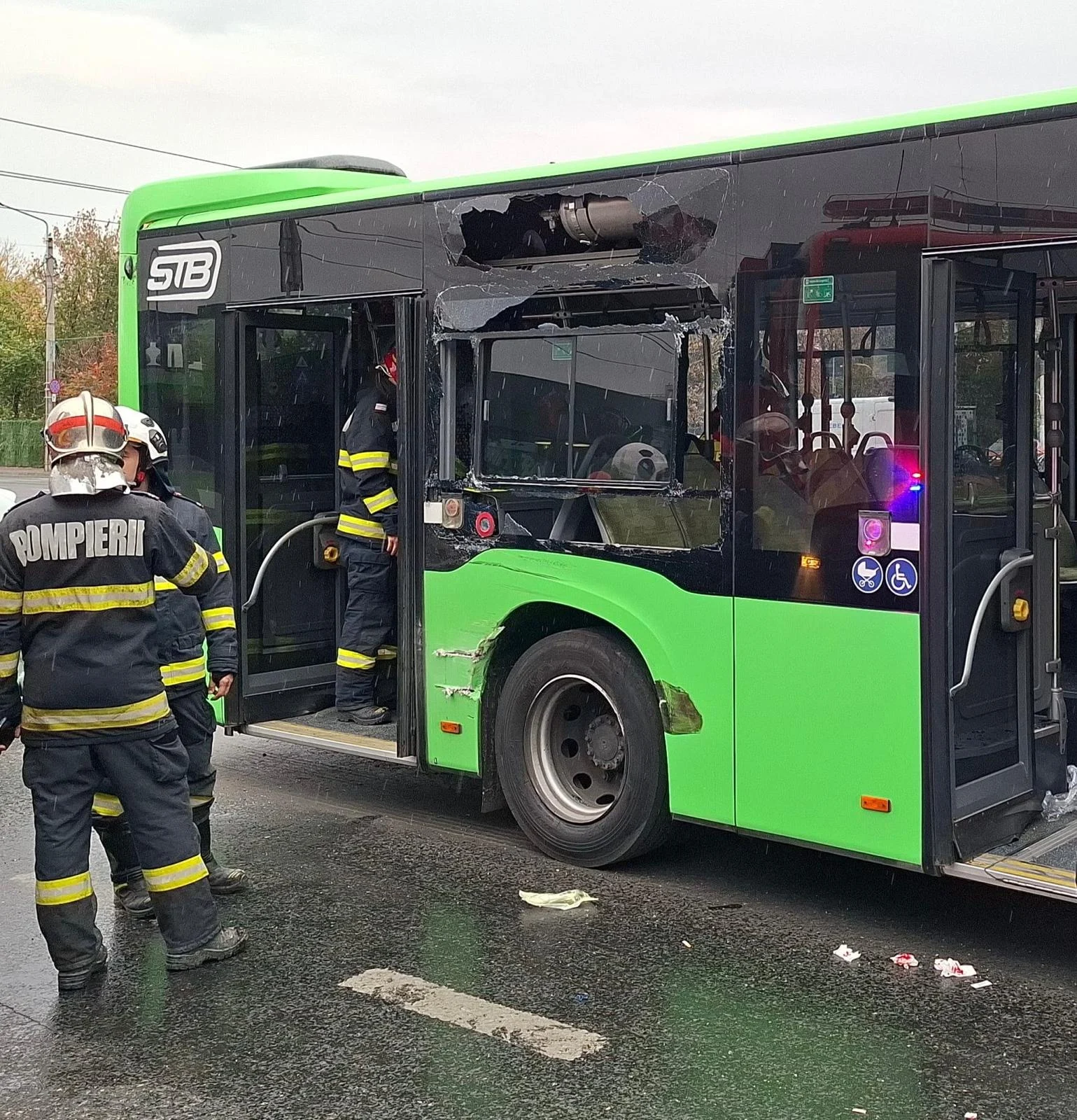 Opt persoane rănite după un accident între un tramvai și un autobuz STB, în Capitală