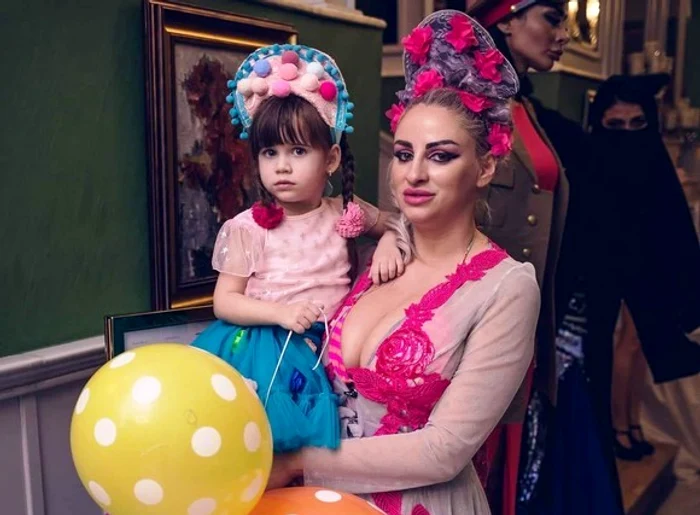 Sânziana Buruiană își alăptează fiica de patru anișoriFoto Arhivă personală