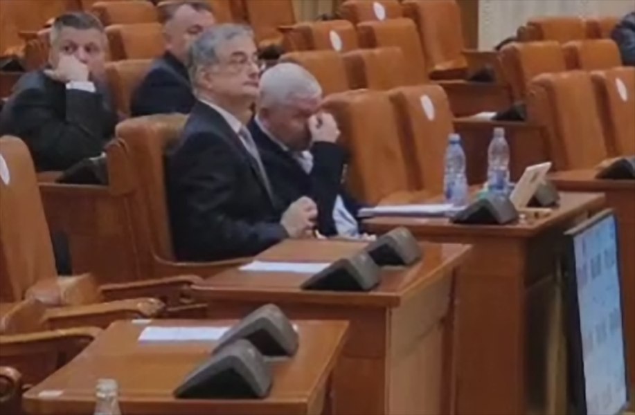 Bătaie la Parlament între deputați. Momentul în care Dan Vîlceanu l-a lovit pe Florin Roman VIDEO