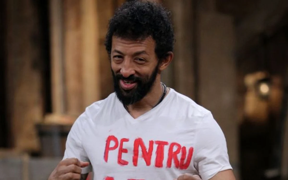 
    Kamara trece prin clipe dificile alăuri de fiul său  