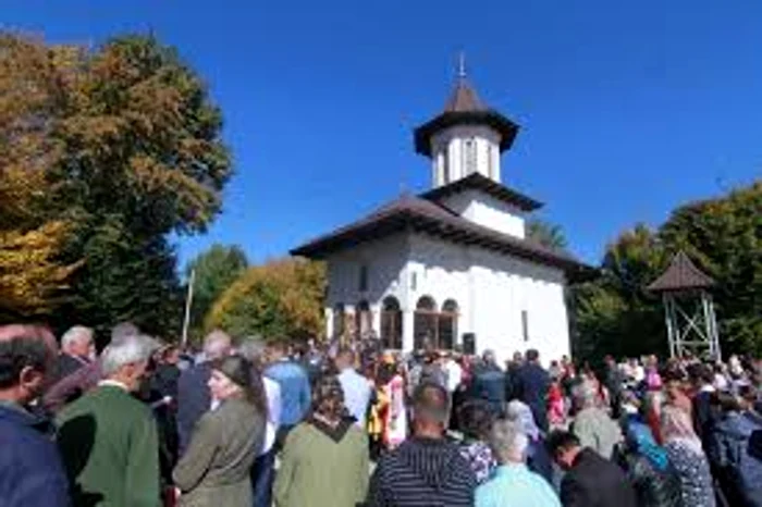 Participarea la slujba închinată Marelui Mucenic Dimitrie, în bisericile care poartă hramul Izvorâtorului de Mir, aduce noroc.