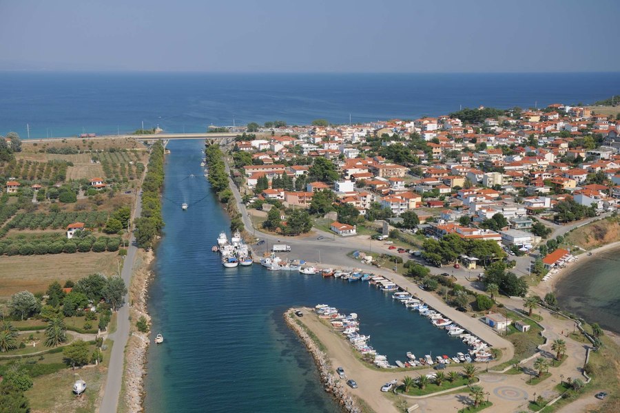 Destinația din Grecia preferată de români își schimbă turiștii. Rușii au dispărut, iar europenii se înghesuie acum pe plajele sale spectaculoase