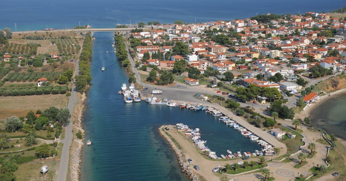 Destinația din Grecia preferată de români își schimbă turiștii. Rușii au dispărut, iar europenii se înghesuie acum pe plajele sale spectaculoase