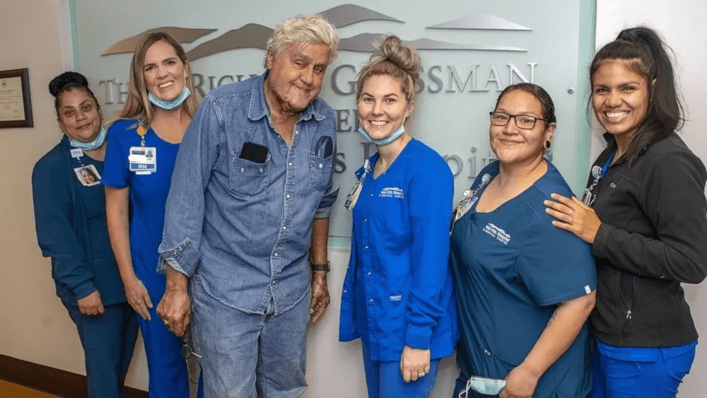 Prima poză cu comediantul Jay Leno, după ce a fost ars pe față într-un incendiu