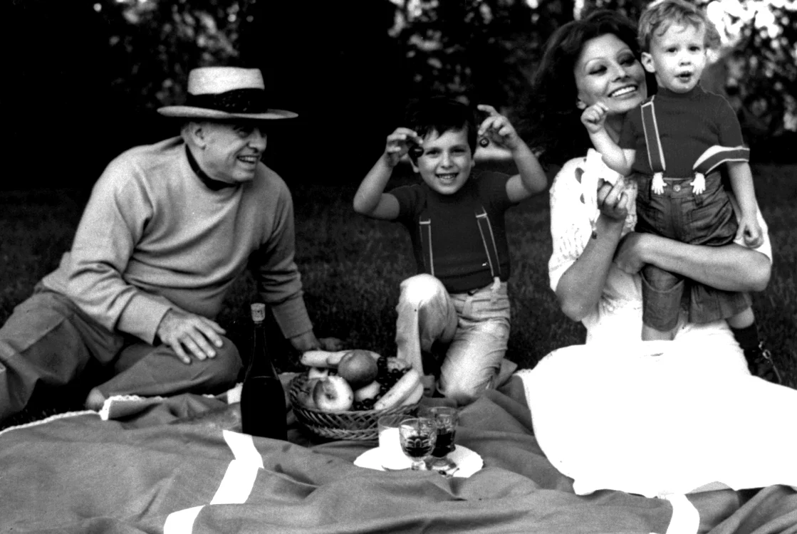 SOphia Loren, alături de Carlo Ponti și de cei doi copii ai lor, Edoardo și Carlo Jr  jpeg