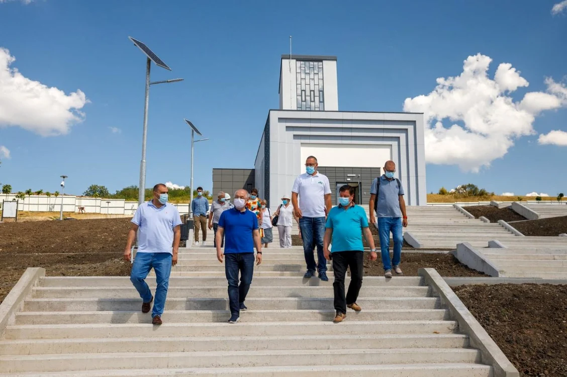 Cimitirul are stâlpi de iluminat cu panouri solare şi camere de supraveghere. FOTO: Primăria Cluj-Napoca