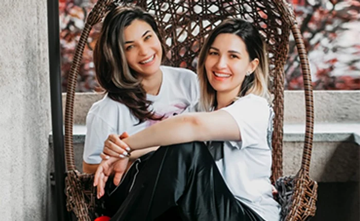 
    Ela organizează nunta surorii ei mai mici  