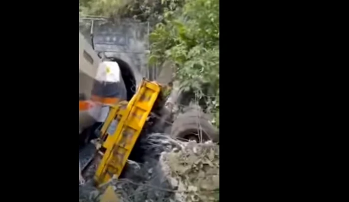 Trenul de pasageri ar fi lovit un camion înainte să iasă de pe șineFoto: captură video