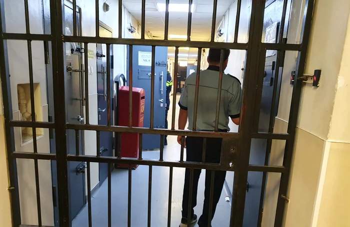 Moarte suspectă în arestul IPJ Constanța. Un bărbat de 57 de ani ar fi căzut de la înălțime în camera de detenție