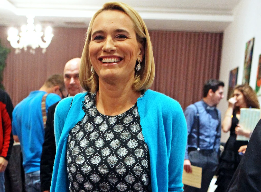 Andreea Esca a purtat o rochie neagră cu model grafic gri și un cardigan turcoazfoto: Sever Gheorghe