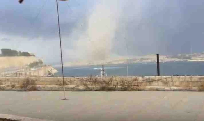 
    Vârtejul apărut în larg părea să nu ameninţe uscatul. În câteva minute acesta şi-a schimbat direcţia şi a lovit ţărmulcaptură video  