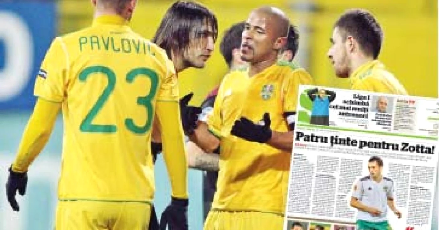 Pavlovici şi Zmeu (dreapta) i-au ajutat pe rapidişti să câştige p Foto: mediafax