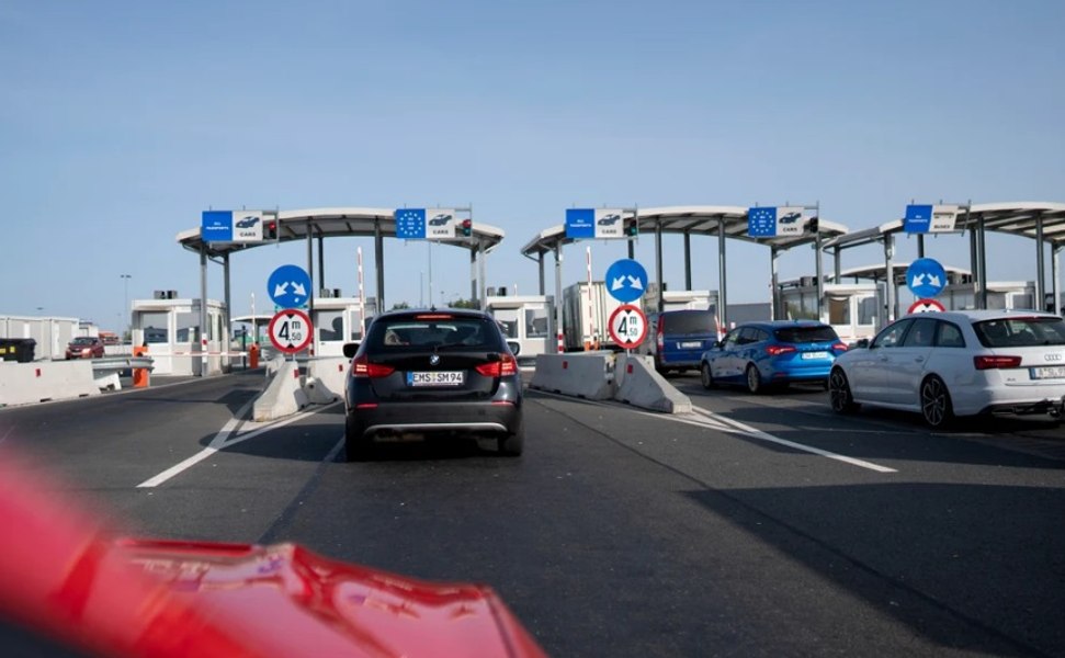 Aglomerație la granițe de 1 Mai: 3.500 de polițiști mobilizați pentru fluidizarea traficului