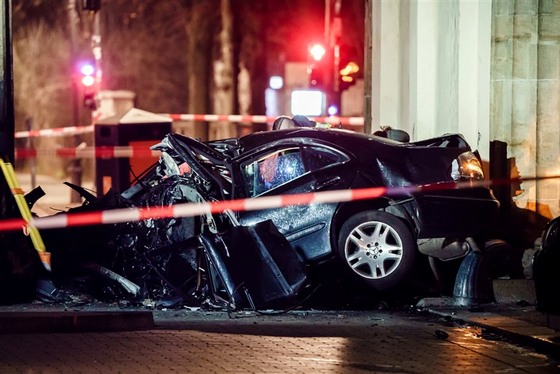O maşină a lovit Poarta Brandenburg, din Germania, FOTO EPA EFE