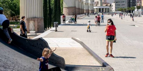 Copii si parinti la plimbare / joaca in Spania FOTO Guliver / Getty Images