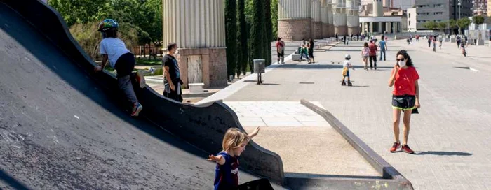 Spania. Copii şi părinţi la plimbare după ieşirea din izolare FOTO Guliver/ Getty Images