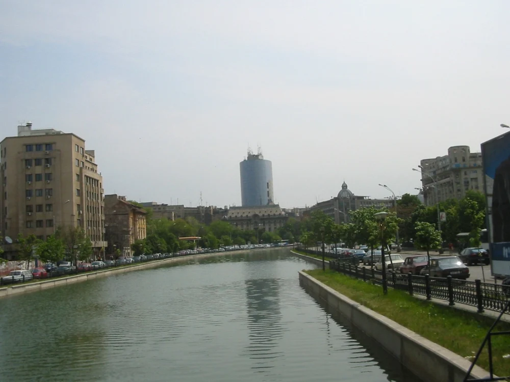 O maşină a căzut în râul Dâmboviţa FOTO Adevărul