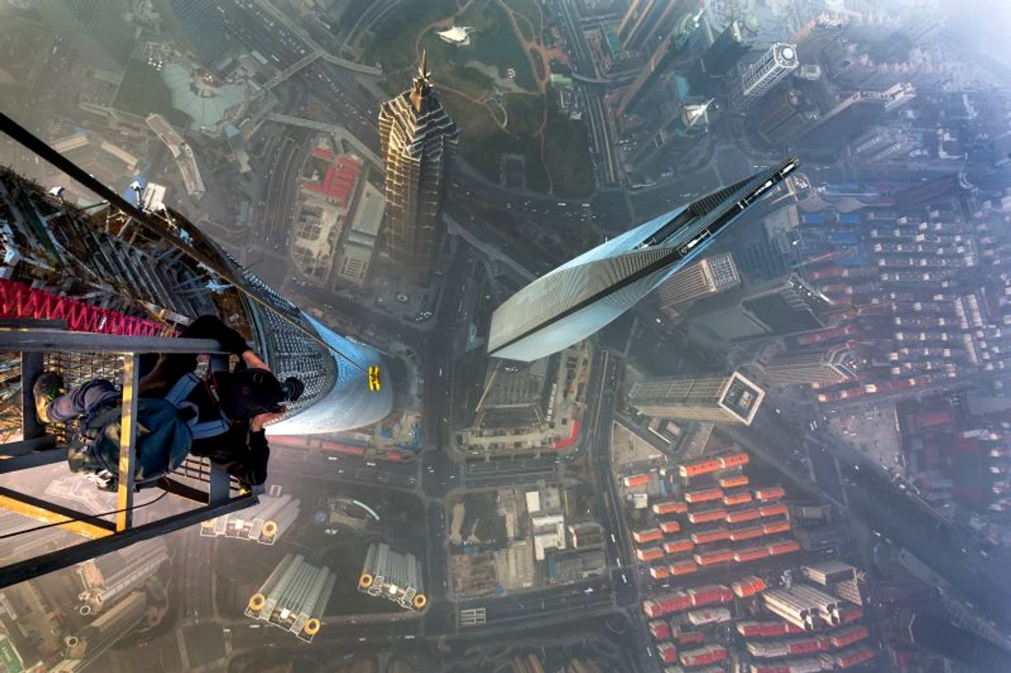 Raskalov şi Makhorov au escaladat Shanghai Tower în timpul nopţii, pentru a nu observaţi de gardieni (Foto: Caters)