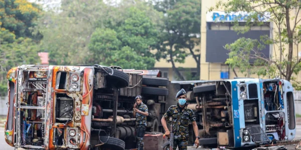 Militari din Sri Lanka in fata unor autobuze incendiate de protestatari FOTO EPA-EFE