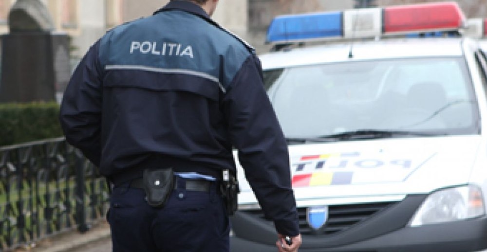 Poliţist lovit cu toporul în cap de către un bărbat care îşi agresase soţia