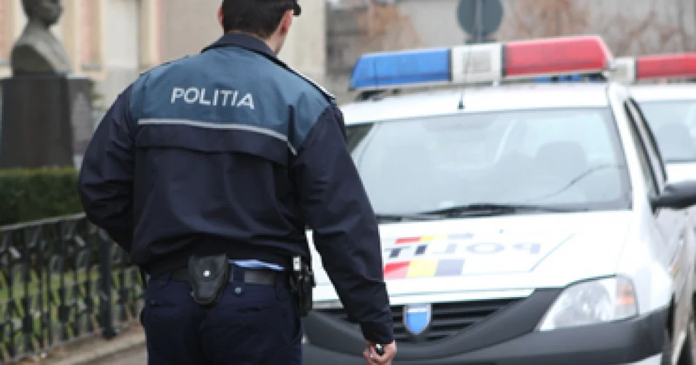 O scandalagioaică din Vrancea i-a spart capul unui polițist cu piatra. Femeia s-a ales cu control judiciar