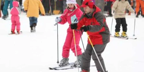Turiştii s-au relaxat pe pârtia Kalinderu din Buşteni Foto: Bogdan Crăciun