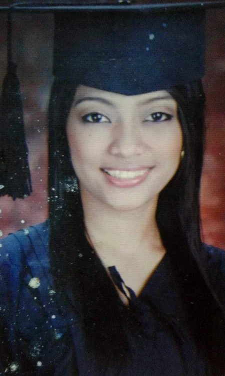 Bella Santiago a copilărit în localitatea Dasmarinas Cavite, la trei ore de Manila, capitala statului Filipine