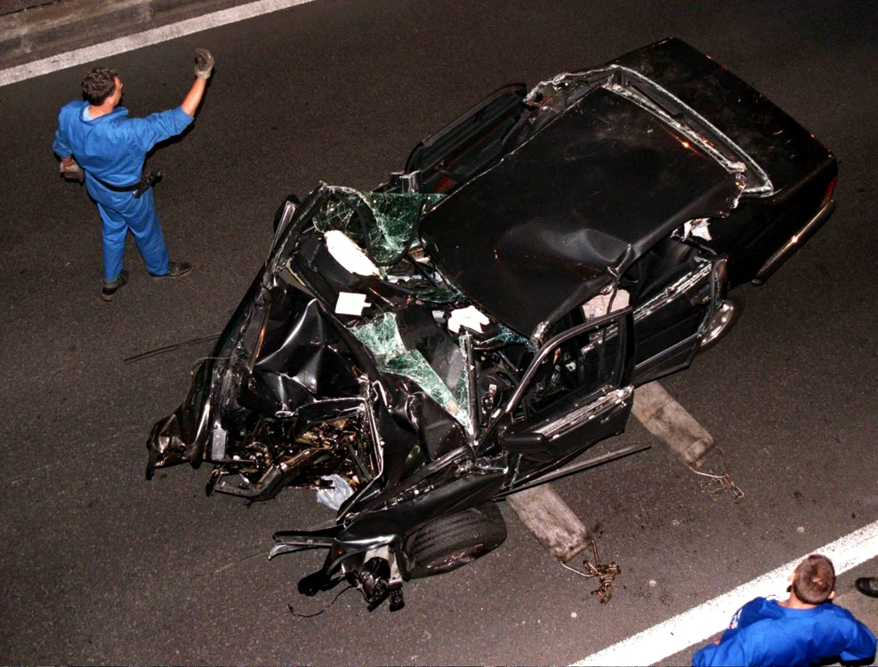 31 august 1997 - Maşina în care se afla a fost implicată  într-un accident rutier, în Paris