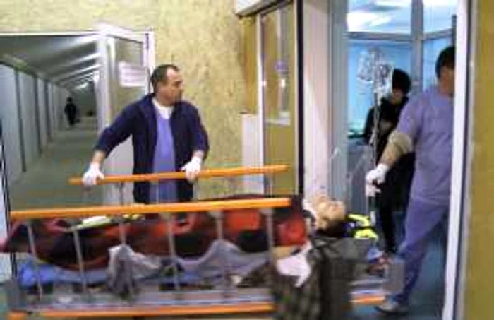 Biciclistul este în stare foarte gravă după ce a intrat prin parbriz