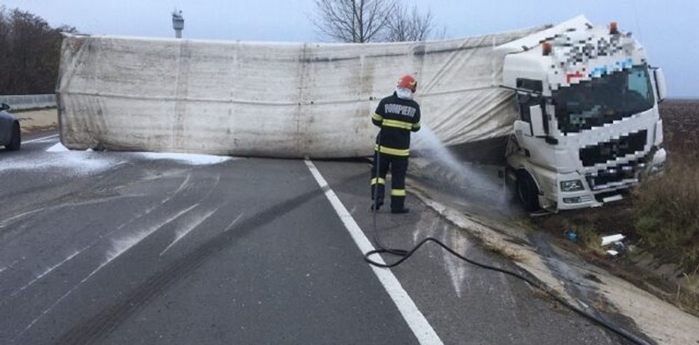 Un tir încărcat cu 26 de tone de uree s-a răsturnat pe DN 5 C, în Giurgiu