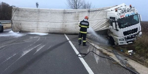 Tir răsturnat. FOTO g4media