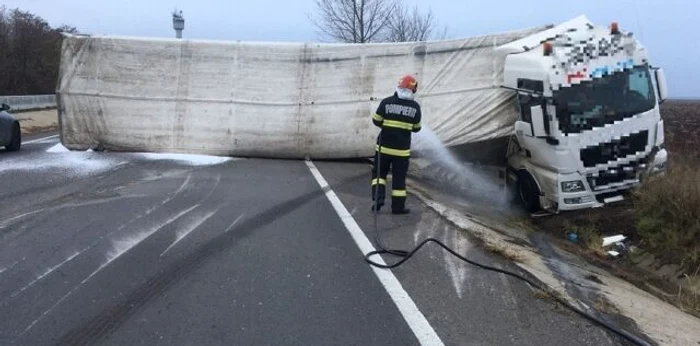 Tir răsturnat. FOTO g4media