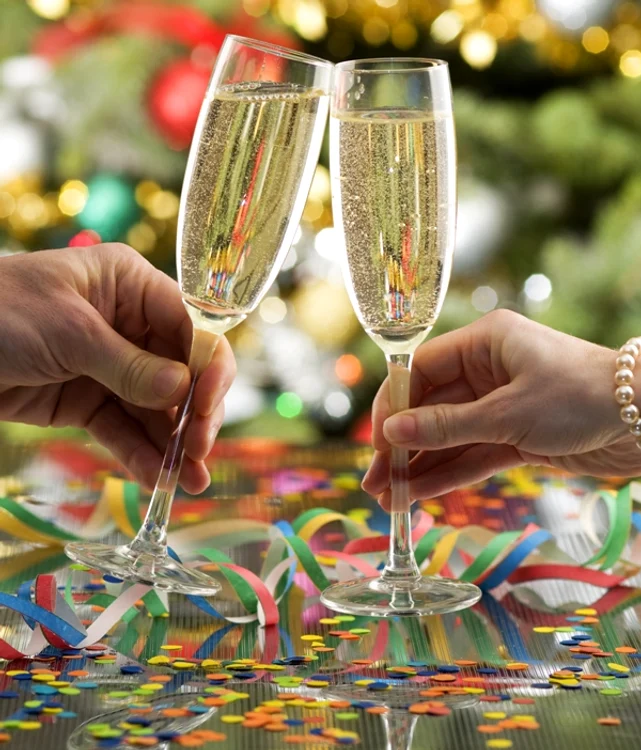 La mulţi ani şi petrecere frumoasă tututor sărbătoriţilor!