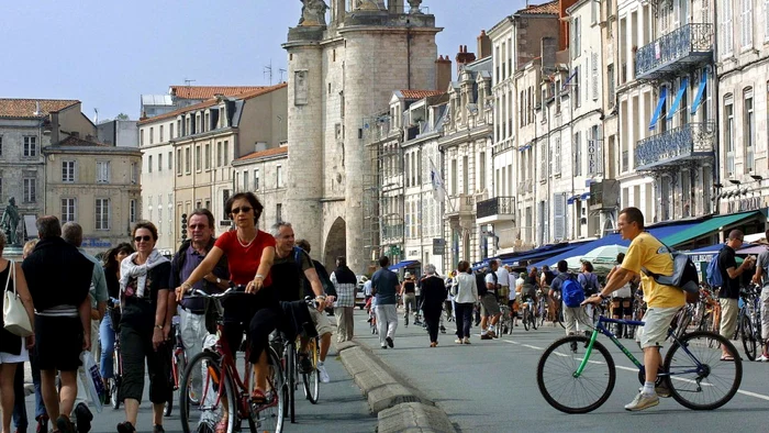 2 orase pe biciclete jpg jpeg