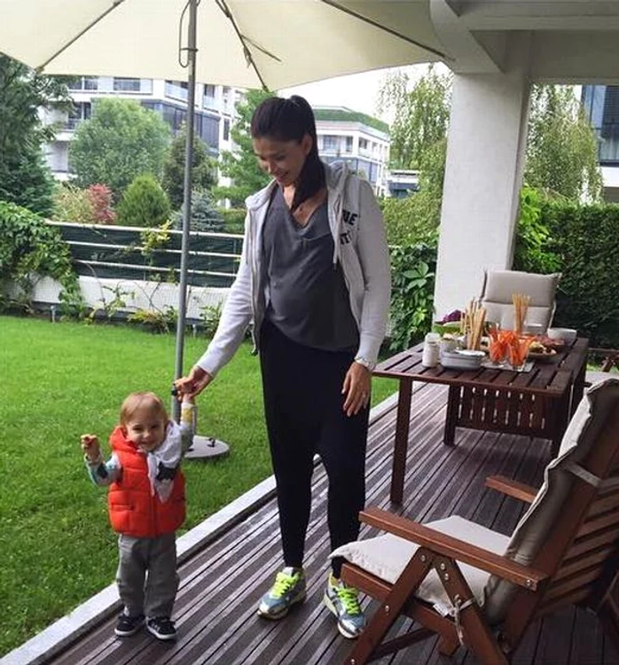 Alina Puşcaş şi băieţelul ei, Alexandru, în vârstă de un an