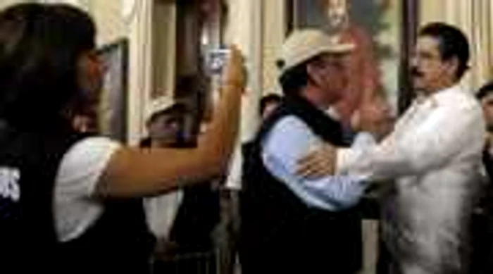 Honduras: Zelaya îşi părăseşte 'baza de rezistenţă' din Nicaragua