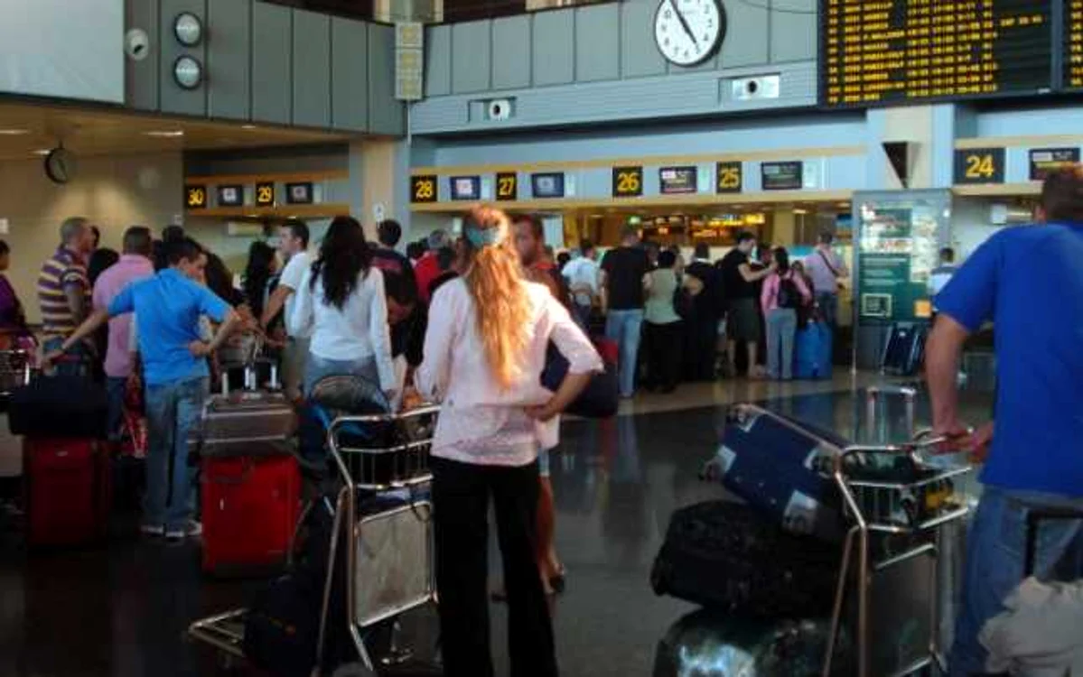 Românii, la coadă la check-in, pe aeroportul din Valencia