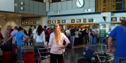 Românii, la coadă la check-in, pe aeroportul din Valencia