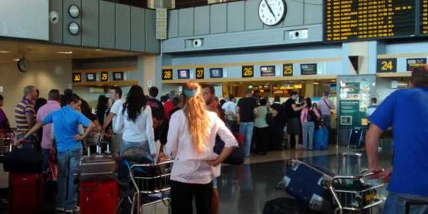 Românii, la coadă la check-in, pe aeroportul din Valencia