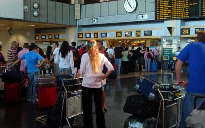 Românii, la coadă la check-in, pe aeroportul din Valencia