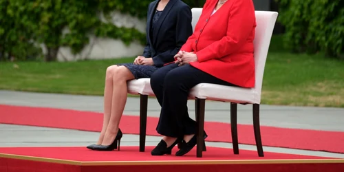 Cancelarul german Angela Merkel şi noul premier al Republicii Moldova Maia Sandu ascultă imnurile naţionale ale celor două ţări la Berlin Germania FOTO Guliver / Getty Images /  Sean Gallup 